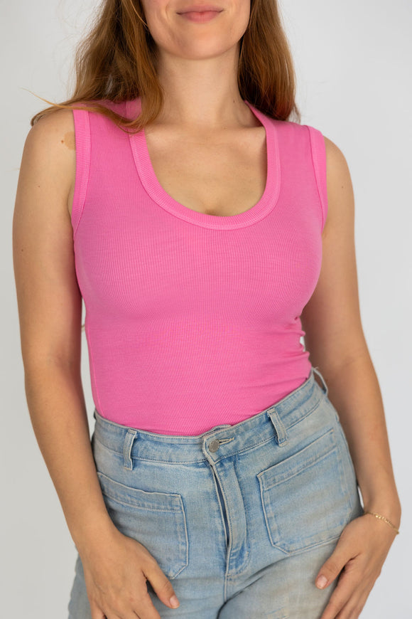 woman wearing pink tank top